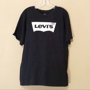 Black Levi’s T-shirt